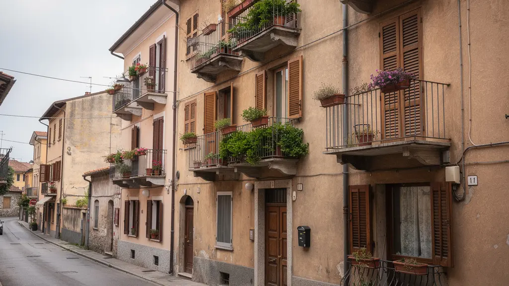 Facciata tipica di condominio italiano con balconi e persiane, architettura mediterranea per valutazione immobiliare